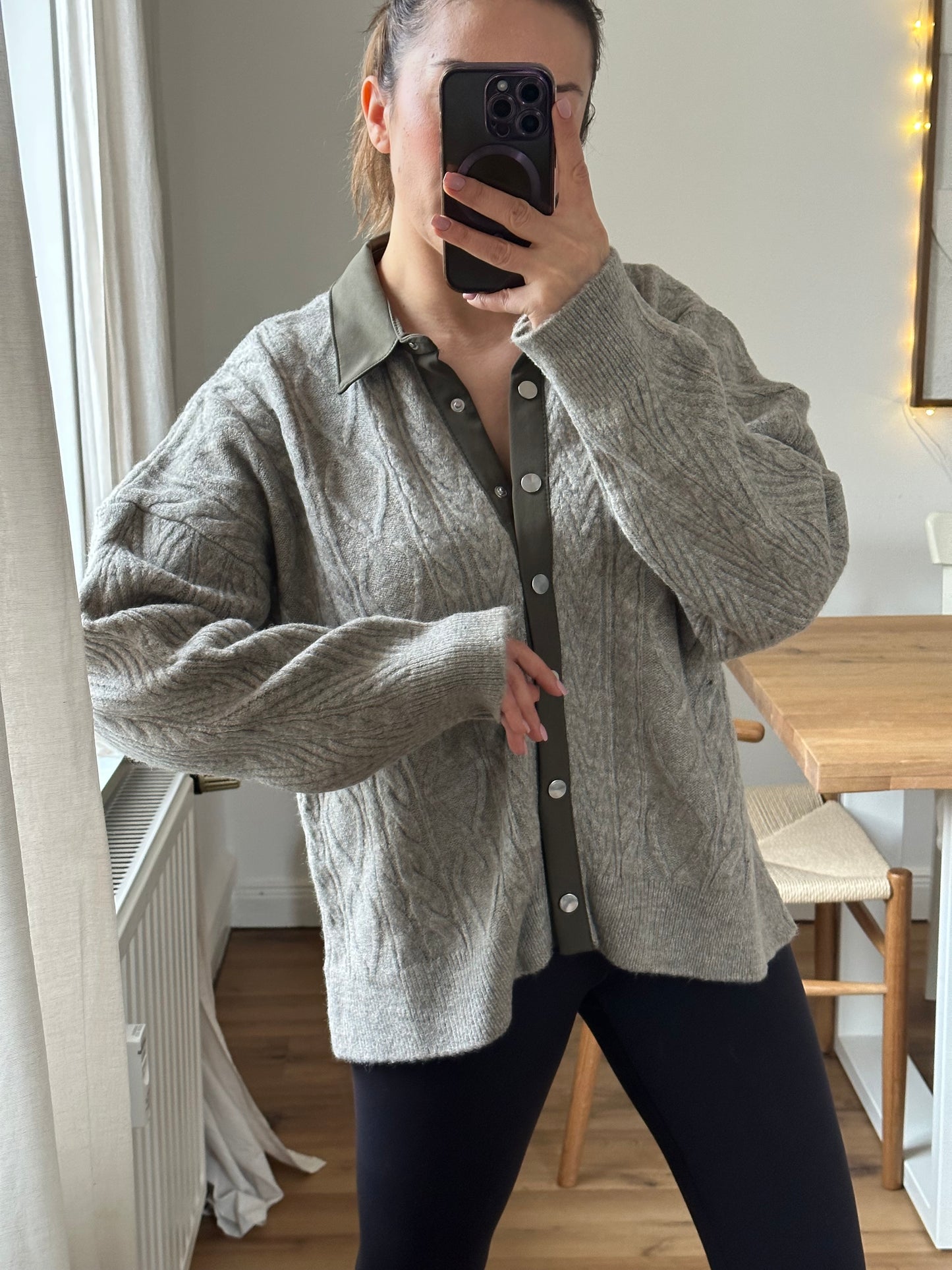 Zeitlose graue Strickjacke