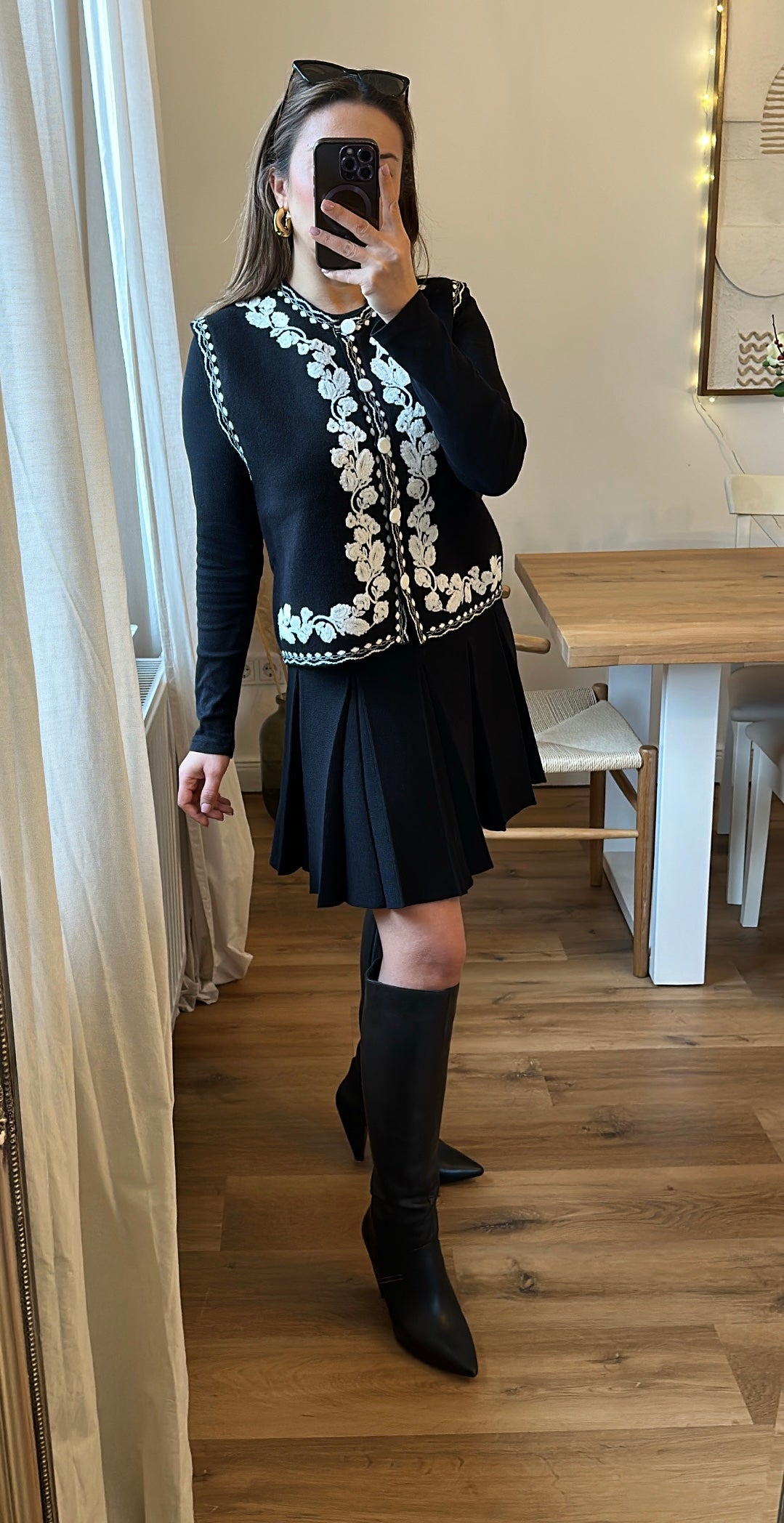 Schwarze Weste mit edlen weißen Stickereien