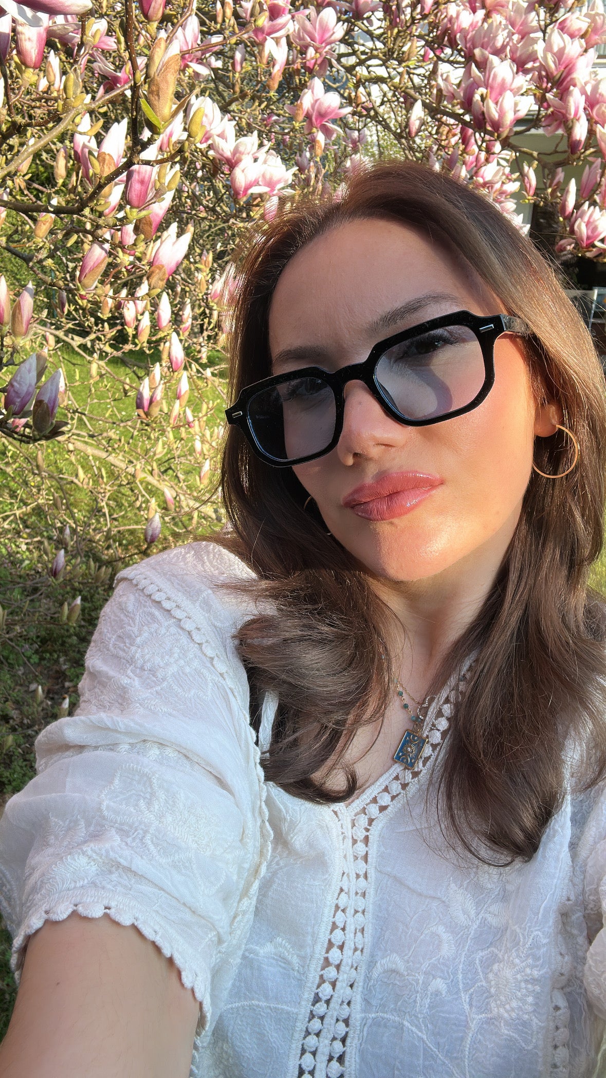 Sonnenbrille mit blauen Gläsern und schwarzen Bügeln – Modern & Stylisch