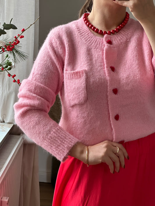 Romantische Strickjacke mit Herzknöpfen