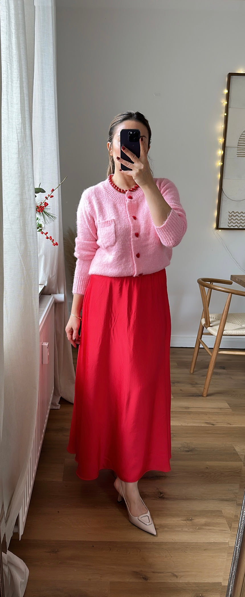 Romantische Strickjacke mit Herzknöpfen