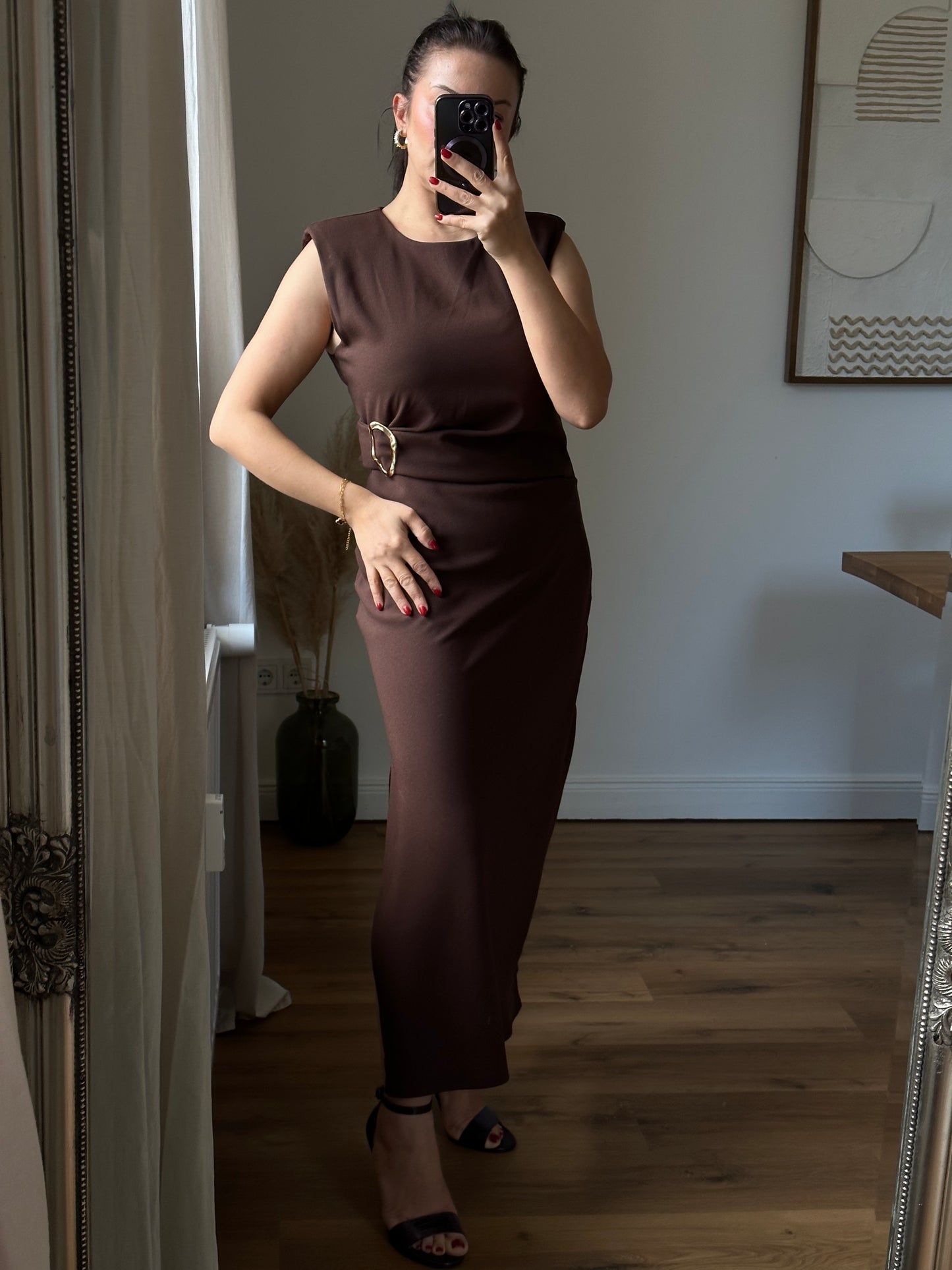 Midi kleid mit goldfarbener applikation