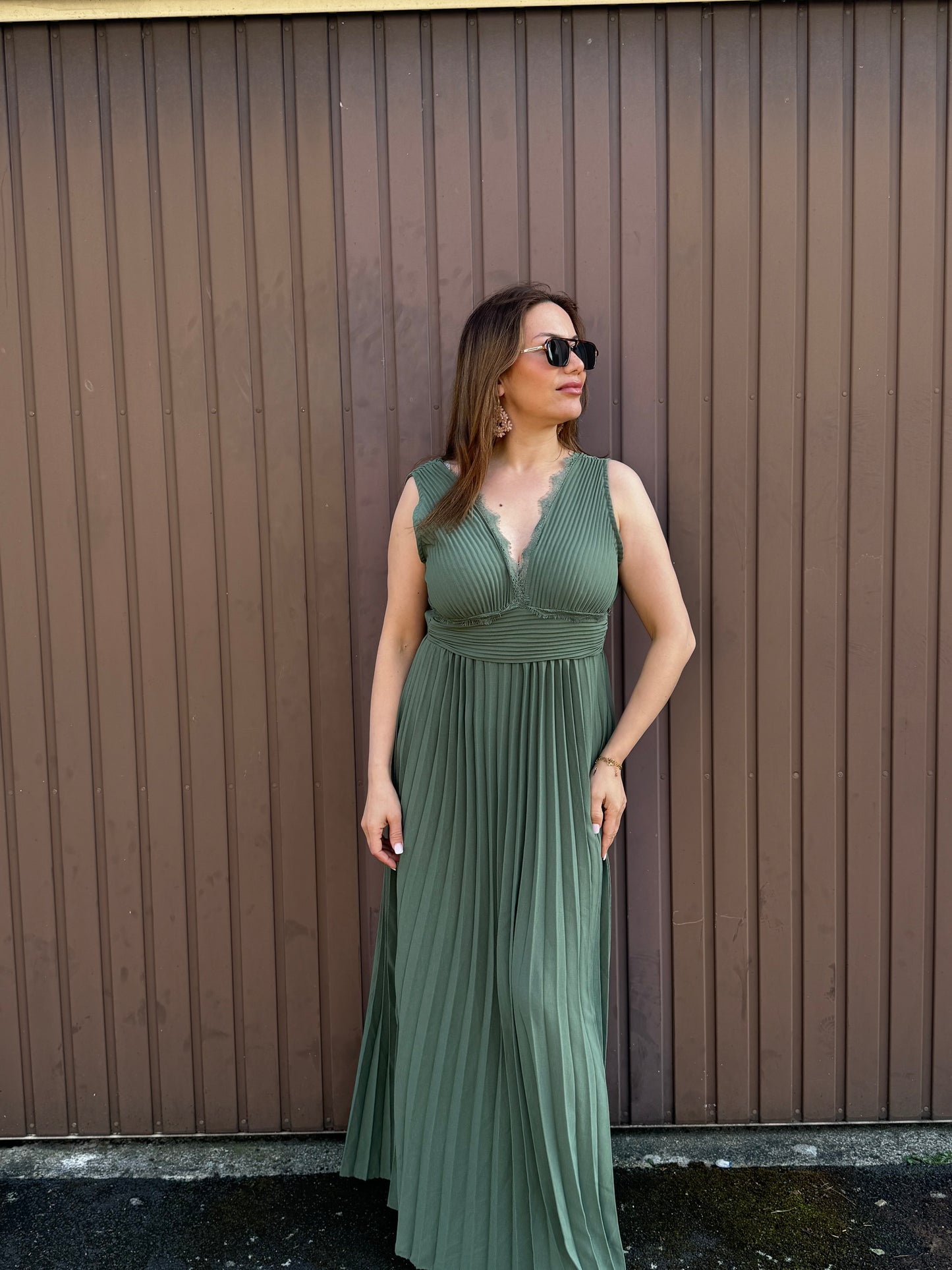 Eleganz trifft Alltag – Unser plissiertes Maxikleid mit Spitze