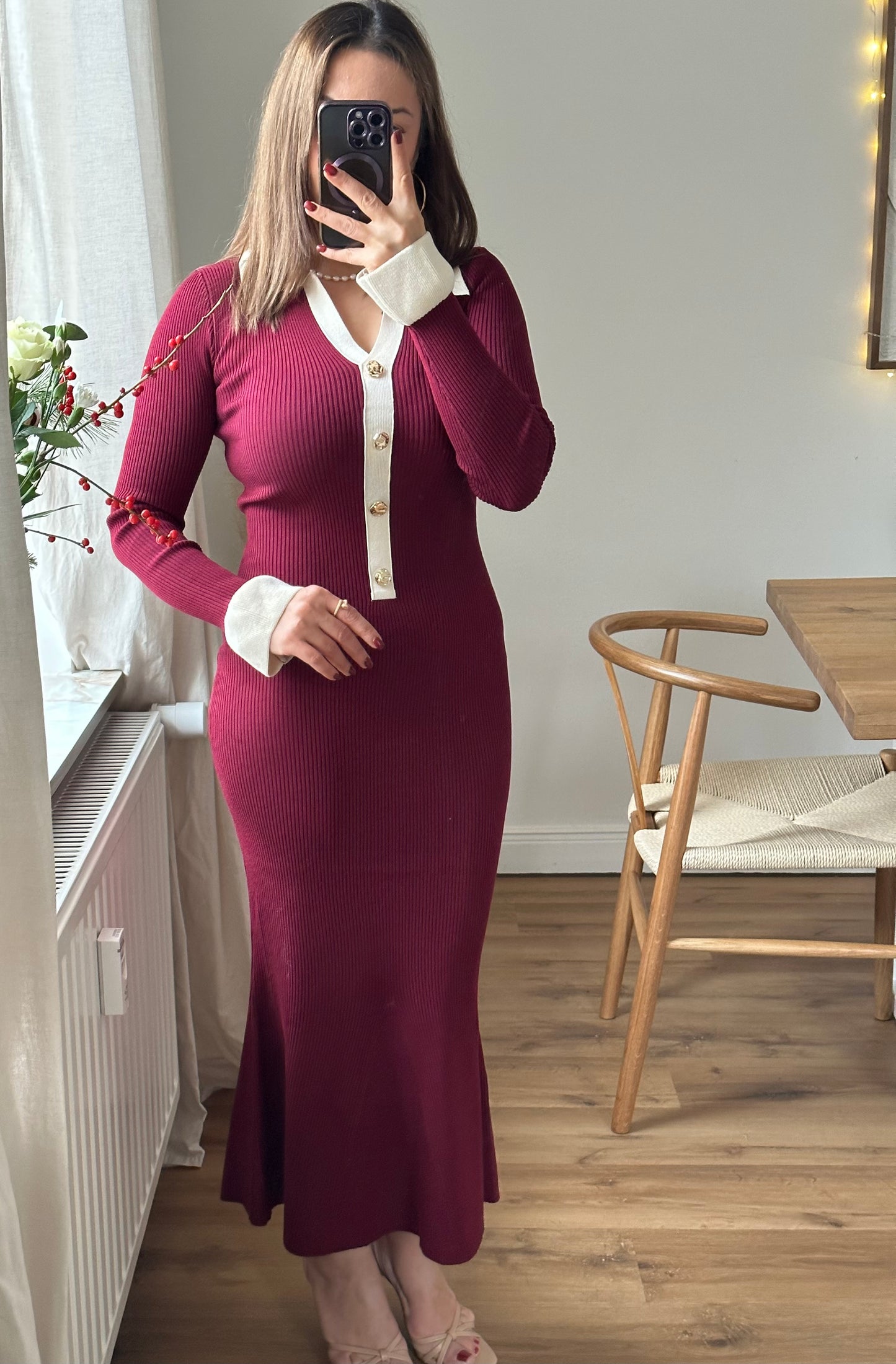 Strick Maxikleid mit goldenen Knöpfen