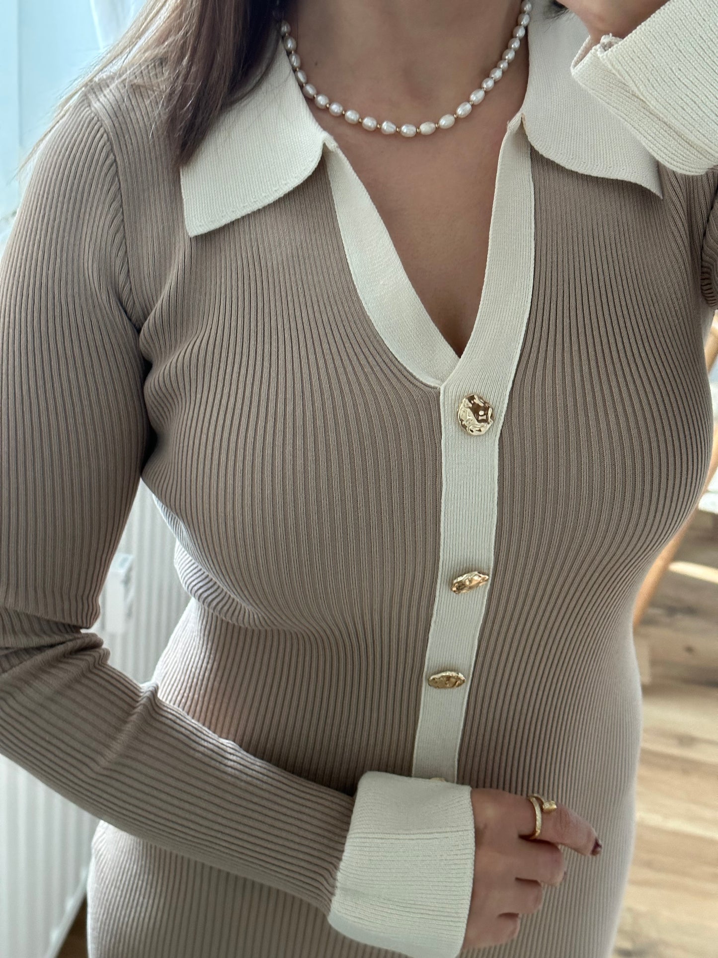 Strick Maxikleid mit goldenen Knöpfen