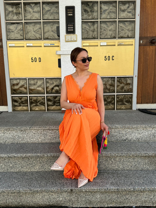 Eleganz trifft Alltag – Unser plissiertes Maxikleid mit Spitze