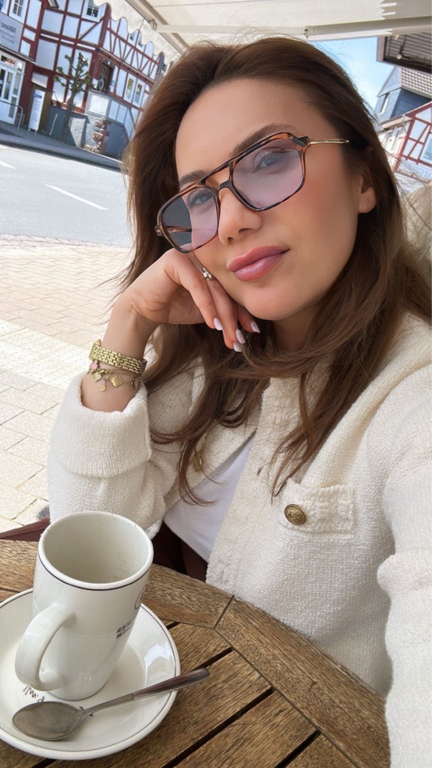 Sonnenbrille mit helleren Gläsern & Leo-Rahmen –