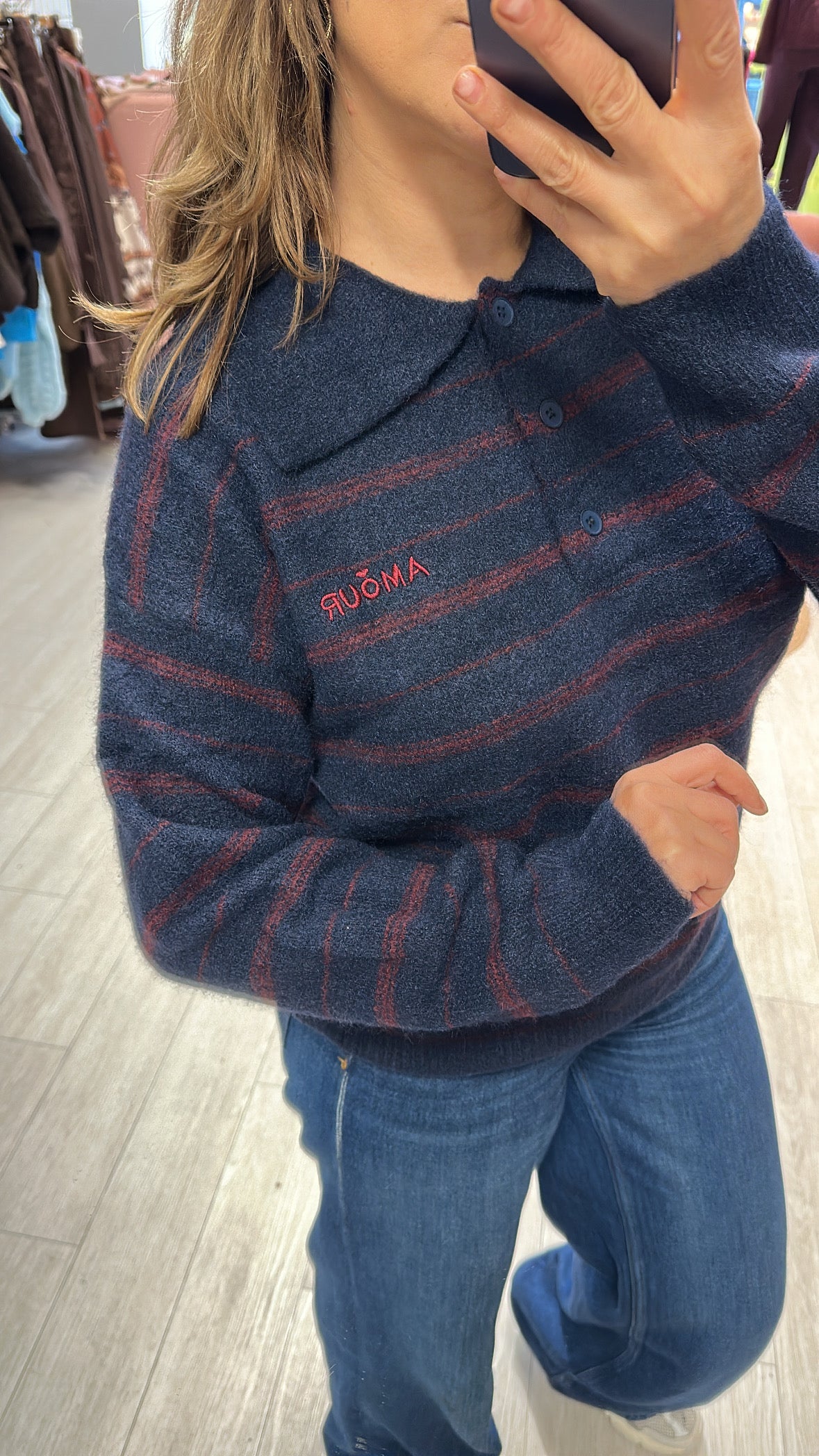 Dunkelblau-rot gestreifter Pullover