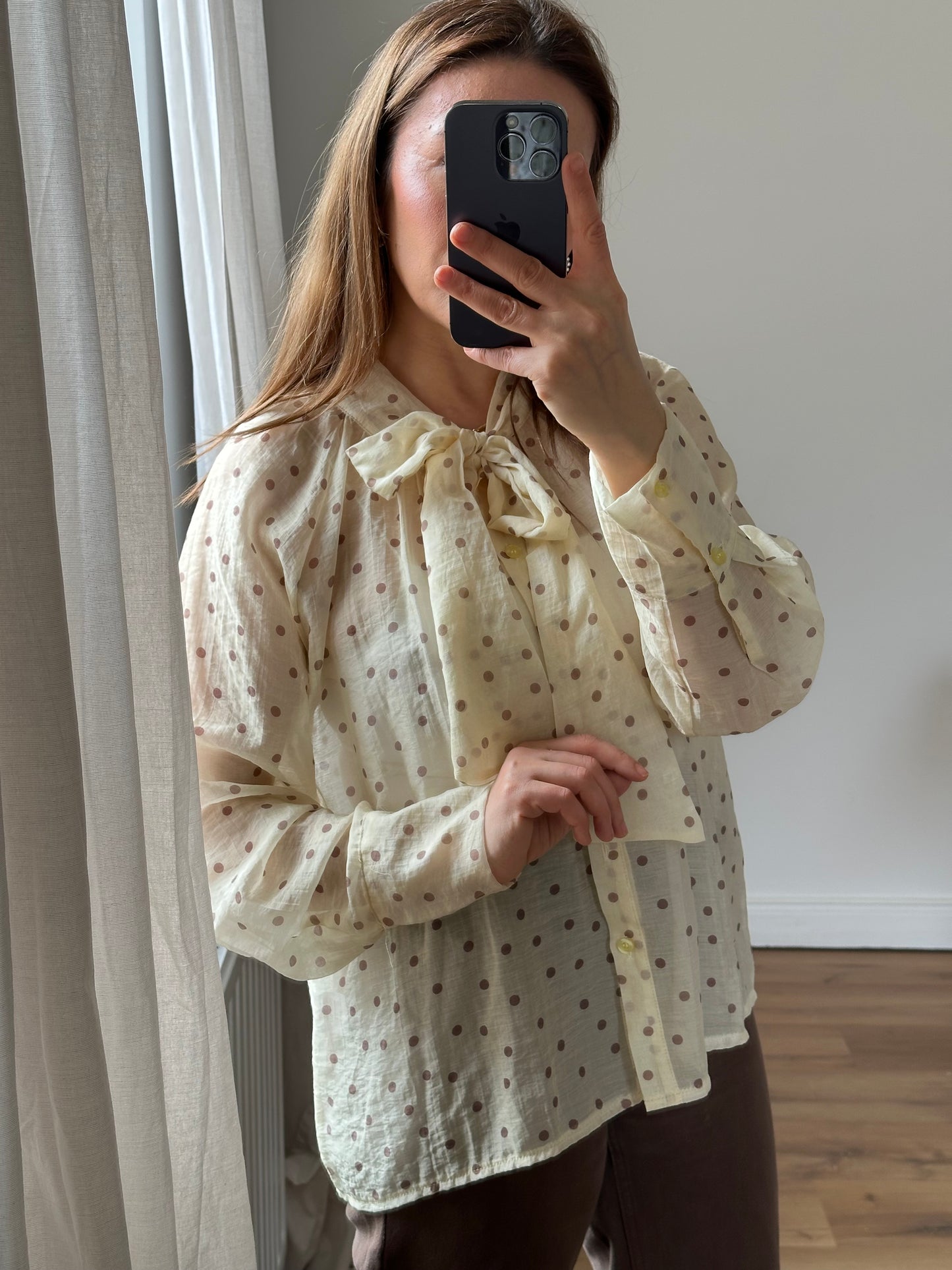 Gepunktete Transparente Bluse mit Schleife