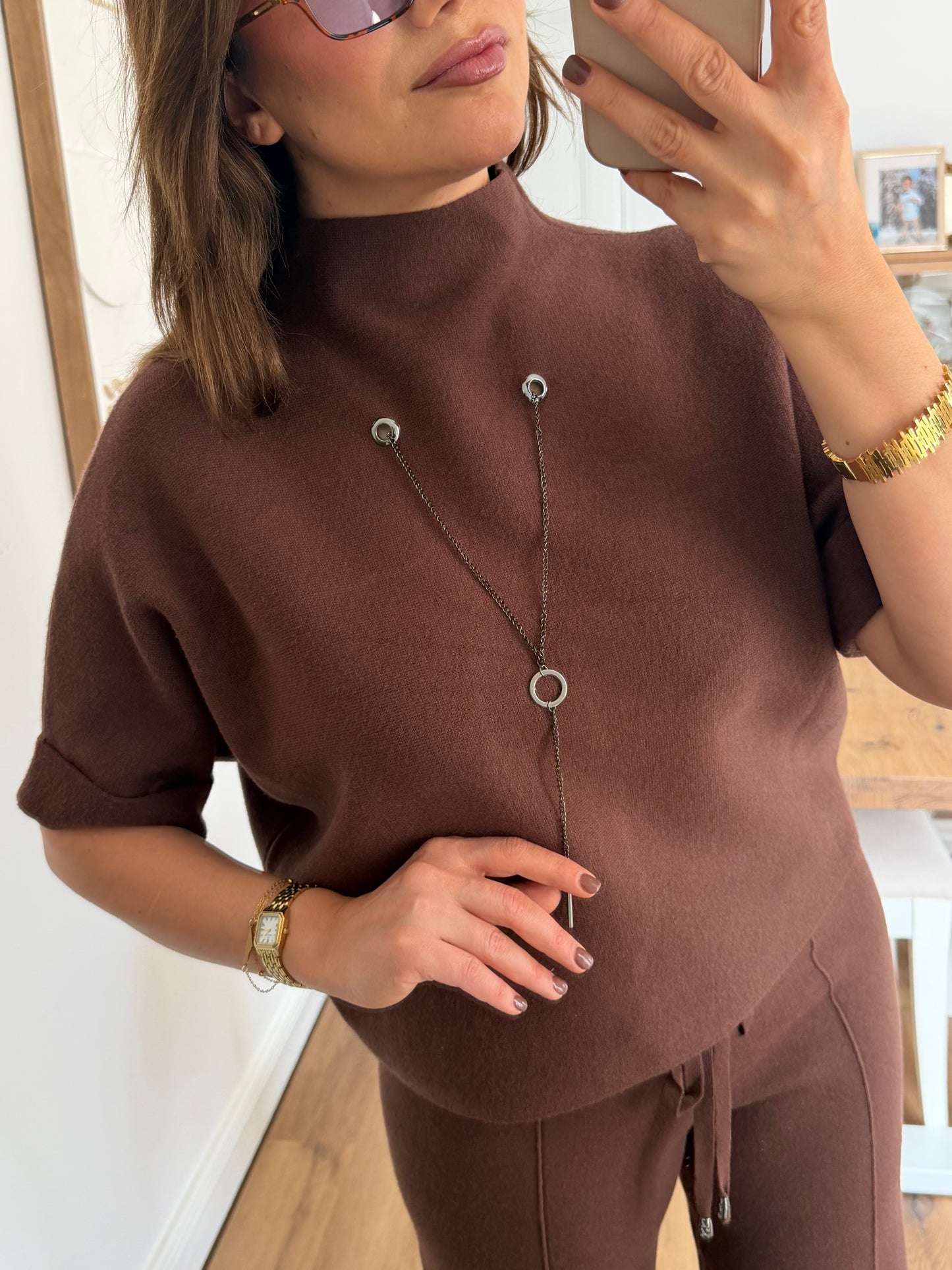 Eleganter Strick-Zweiteiler mit Kettendetail