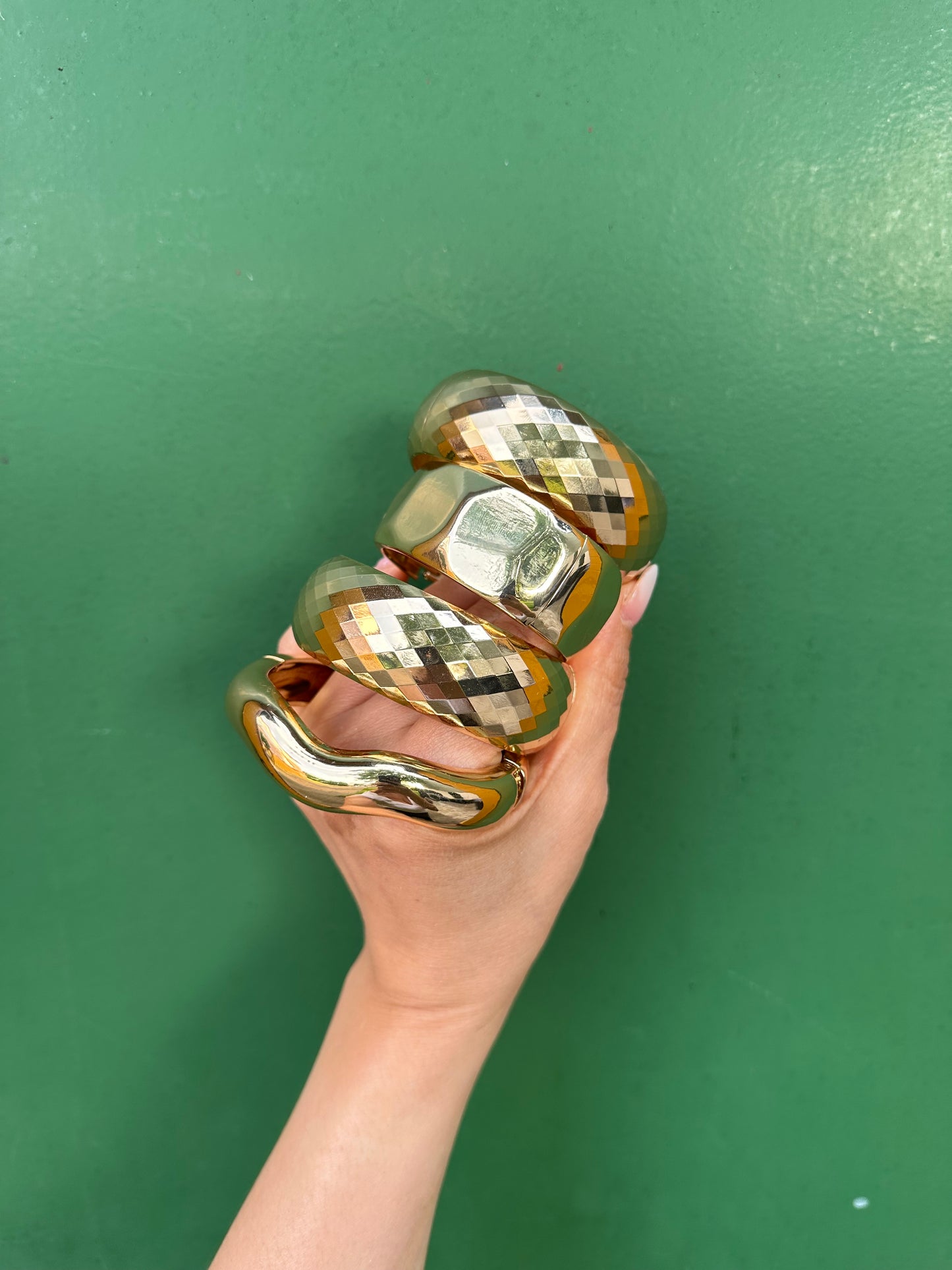 Goldfarbene Statement-Armreifen