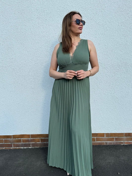 Eleganz trifft Alltag – Unser plissiertes Maxikleid mit Spitze