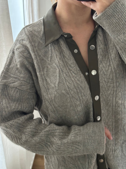 Zeitlose graue Strickjacke