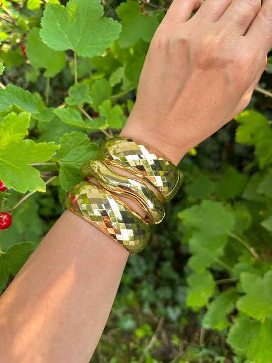 Goldfarbene Statement-Armreifen