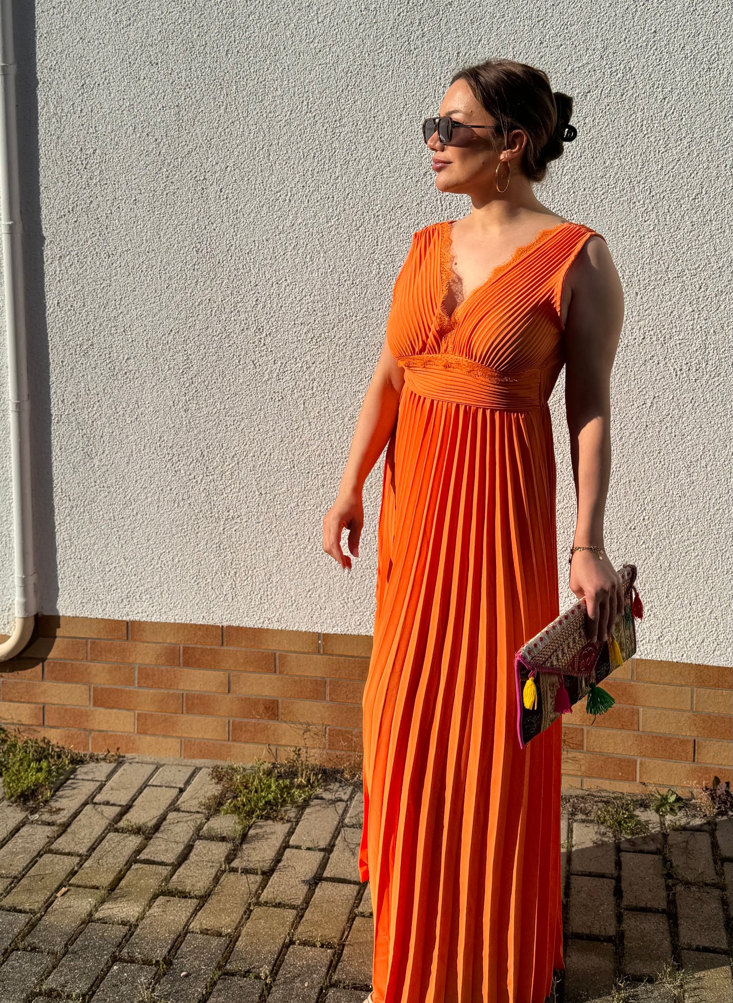 Eleganz trifft Alltag – Unser plissiertes Maxikleid mit Spitze