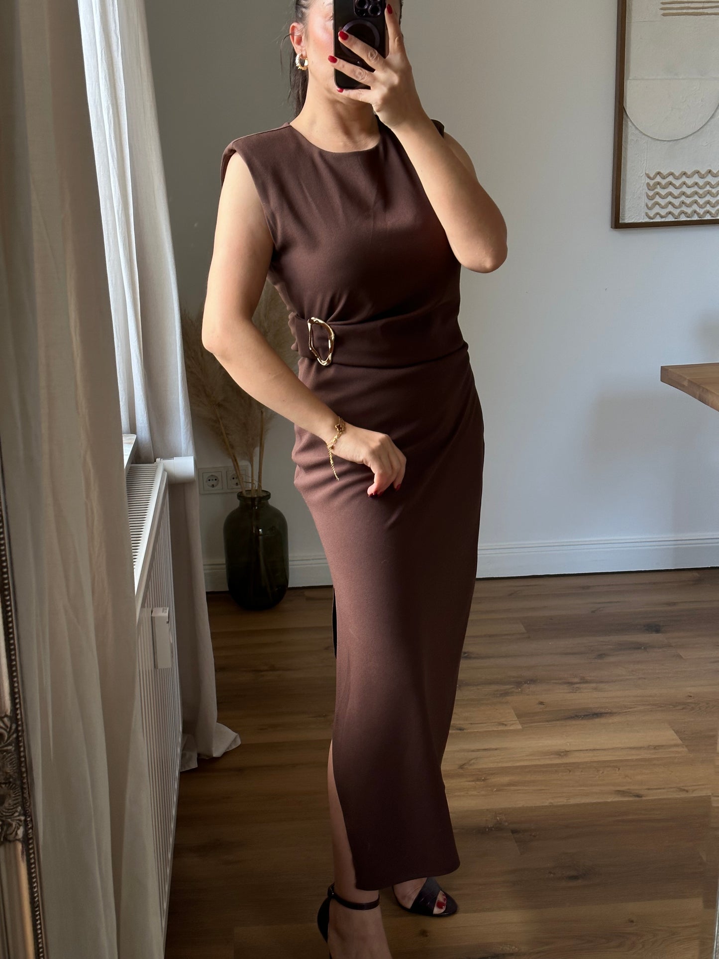 Midi kleid mit goldfarbener applikation
