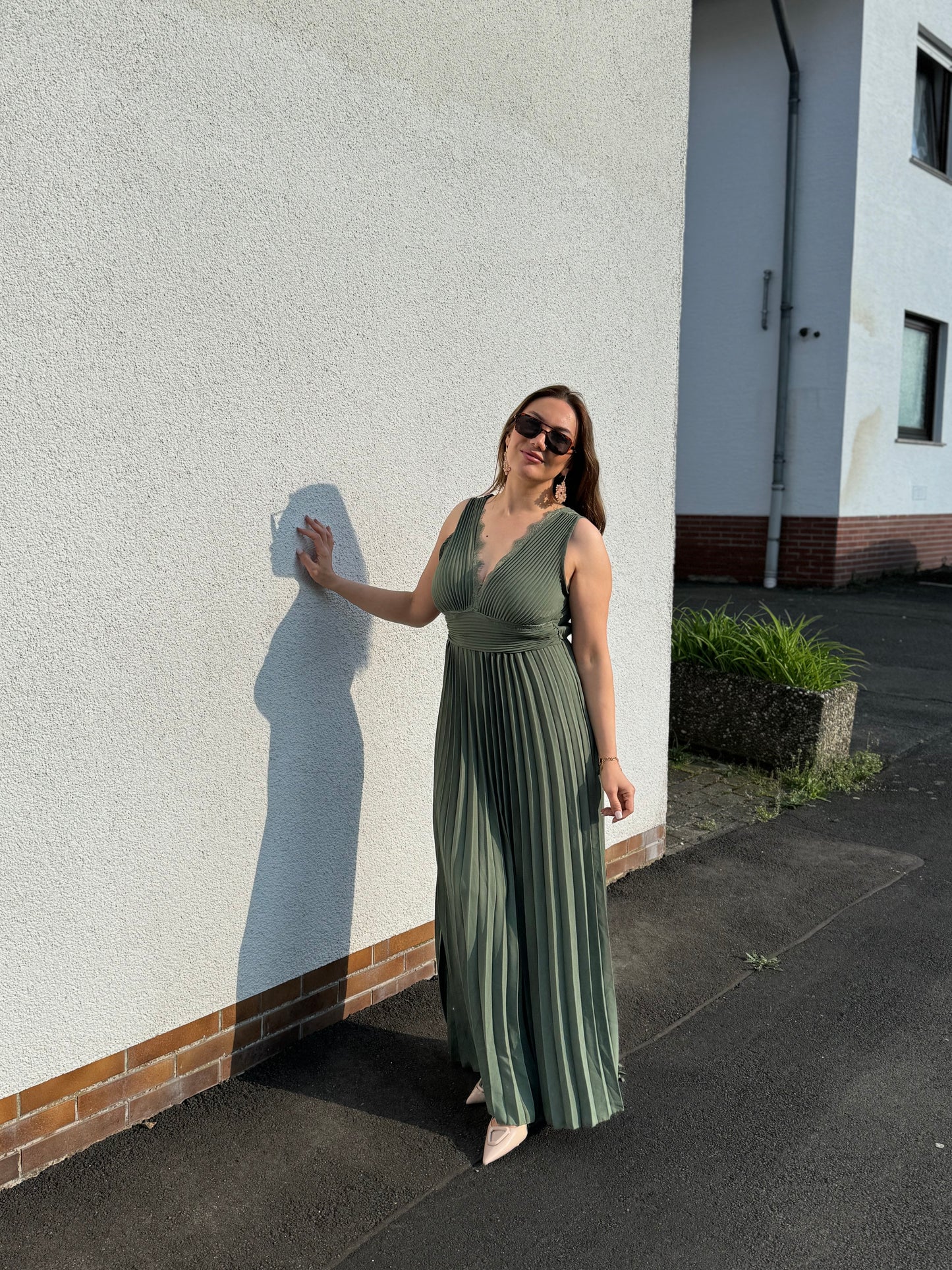 Eleganz trifft Alltag – Unser plissiertes Maxikleid mit Spitze