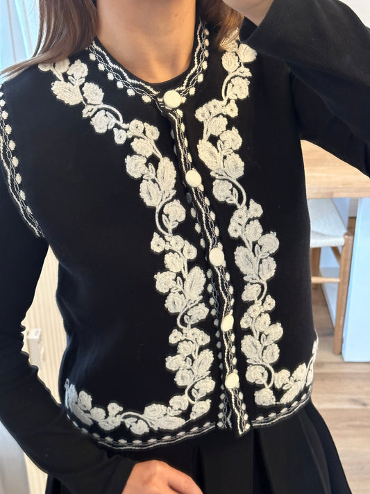 Schwarze Weste mit edlen weißen Stickereien