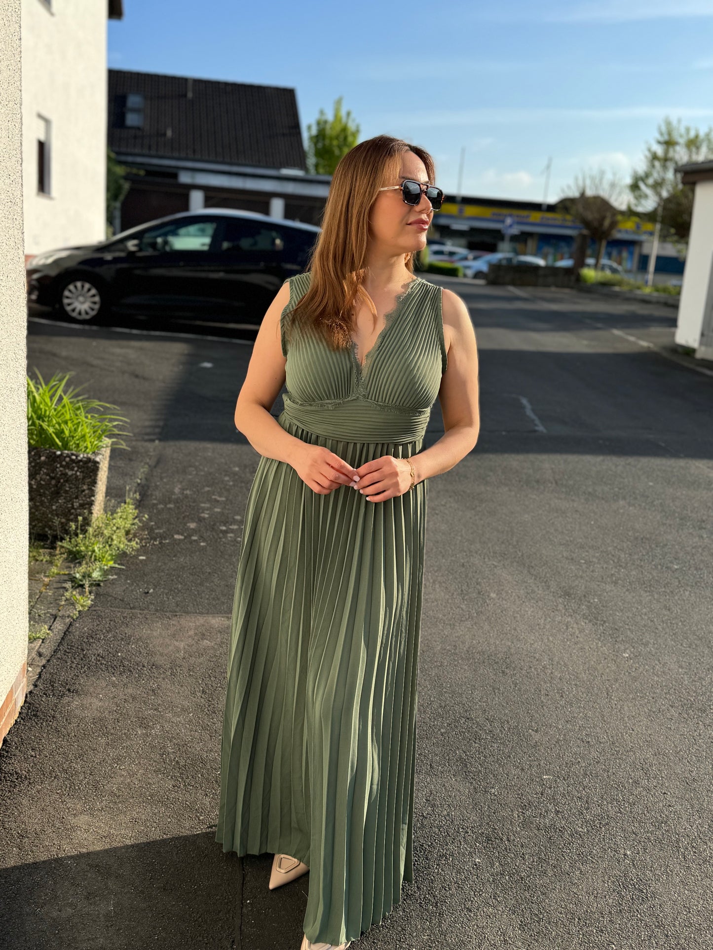 Eleganz trifft Alltag – Unser plissiertes Maxikleid mit Spitze