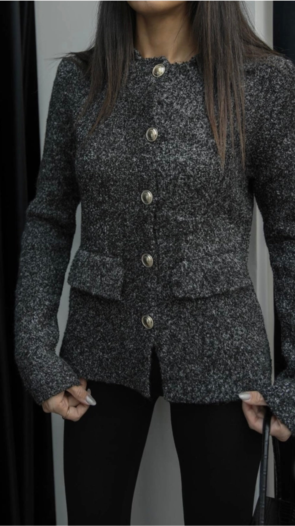 Luxuriöse Strickjacke mit Goldknöpfen