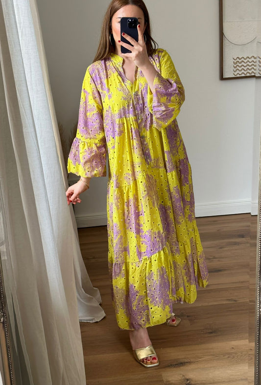 Gelbes Sommerkleid mit Lochstickerei