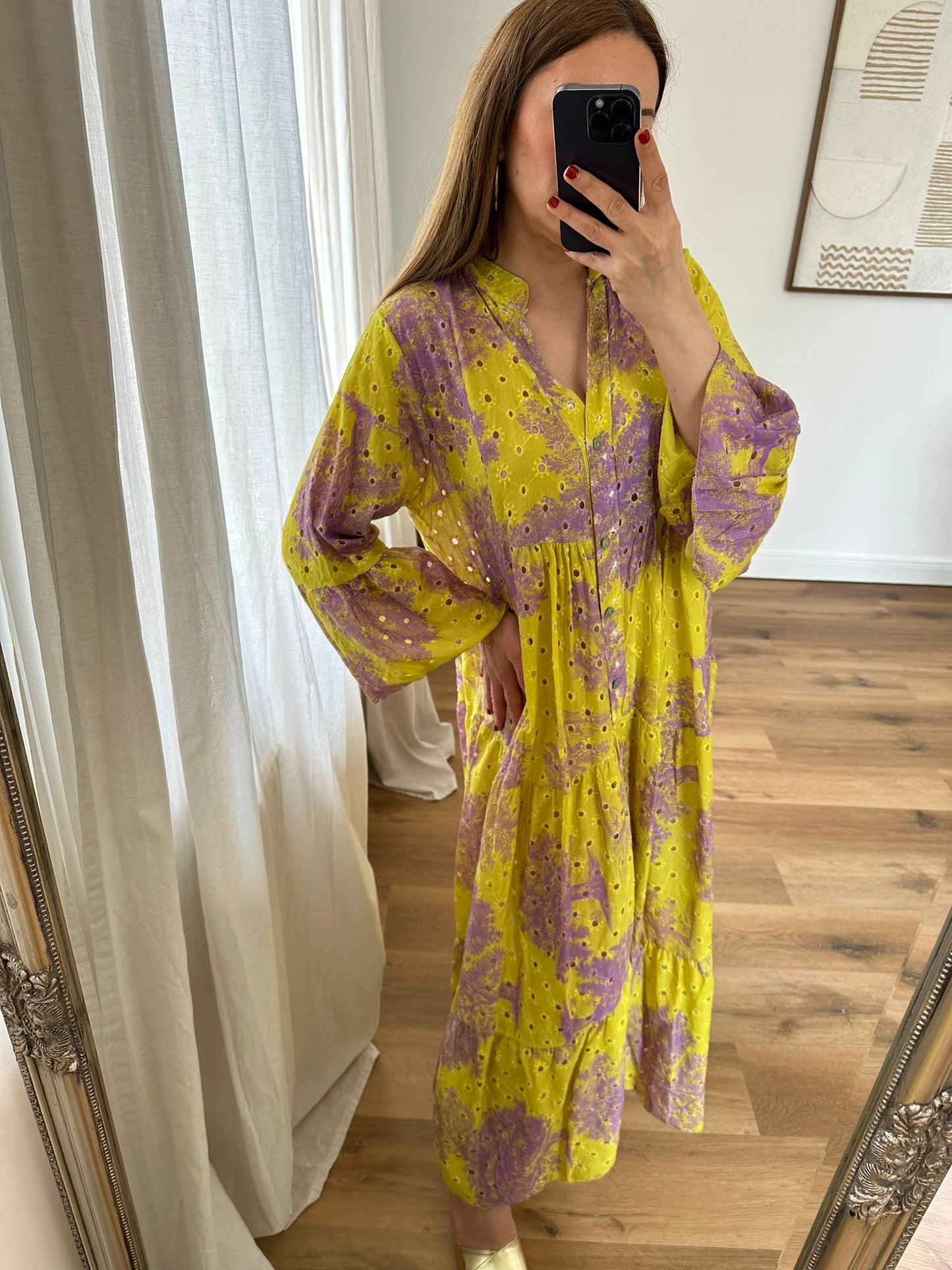 Gelbes Sommerkleid mit Lochstickerei