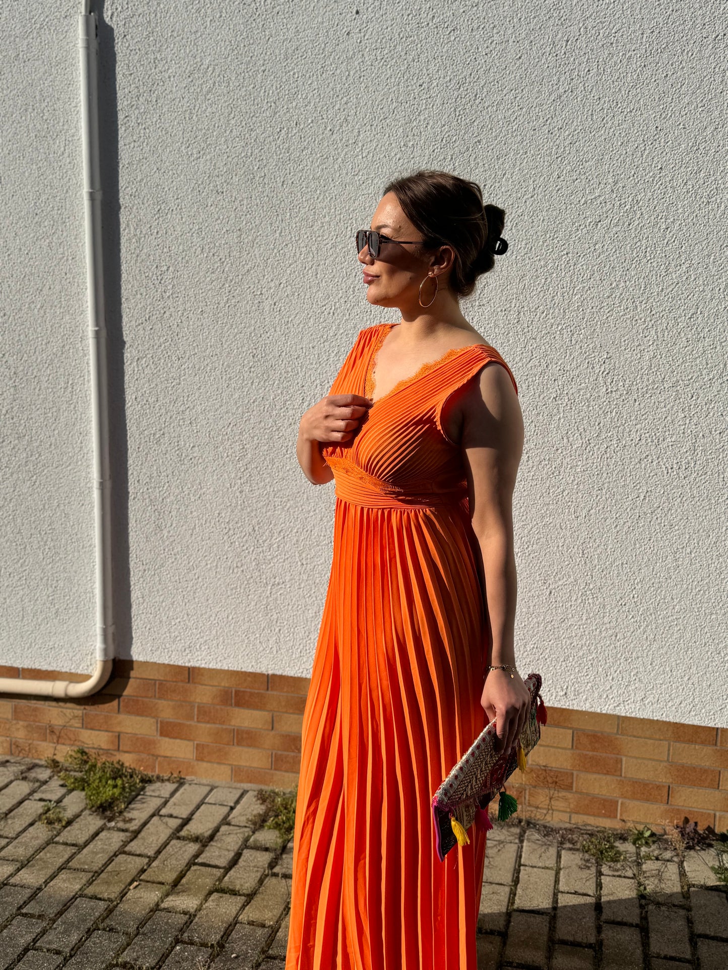 Eleganz trifft Alltag – Unser plissiertes Maxikleid mit Spitze