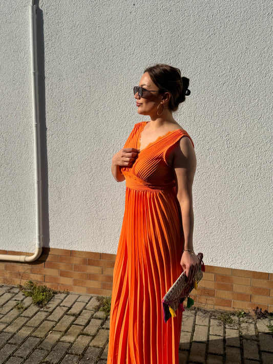 Eleganz trifft Alltag – Unser plissiertes Maxikleid mit Spitze