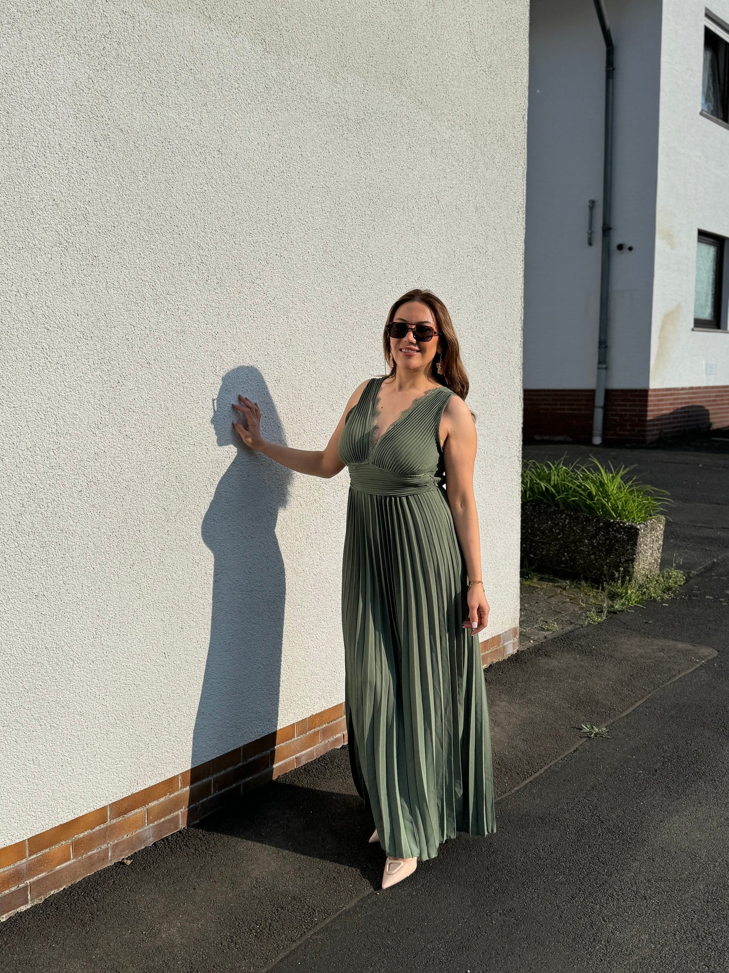 Eleganz trifft Alltag – Unser plissiertes Maxikleid mit Spitze