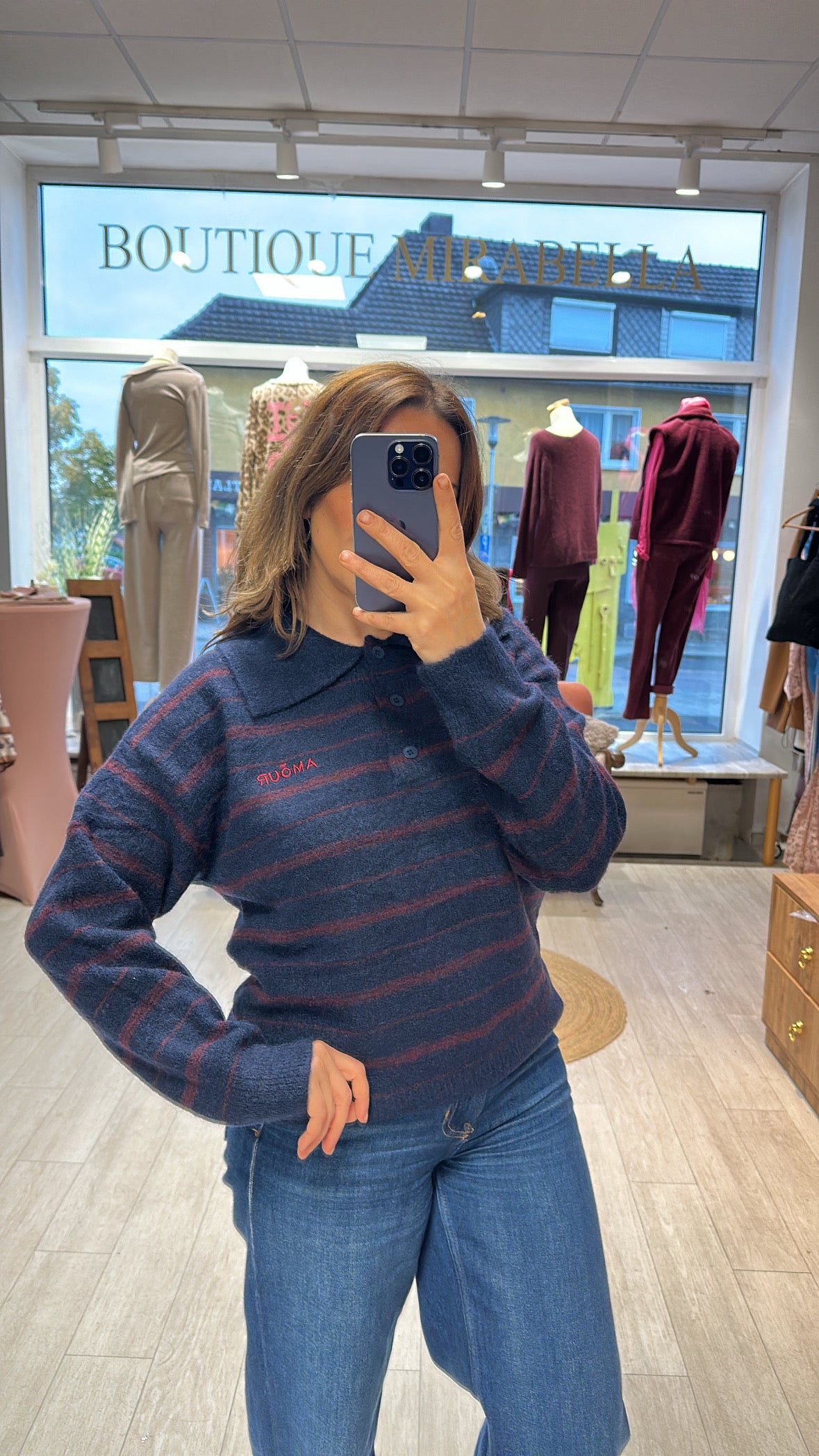 Dunkelblau-rot gestreifter Pullover