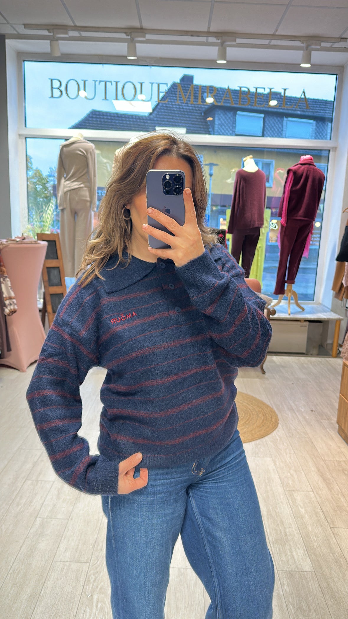 Dunkelblau-rot gestreifter Pullover