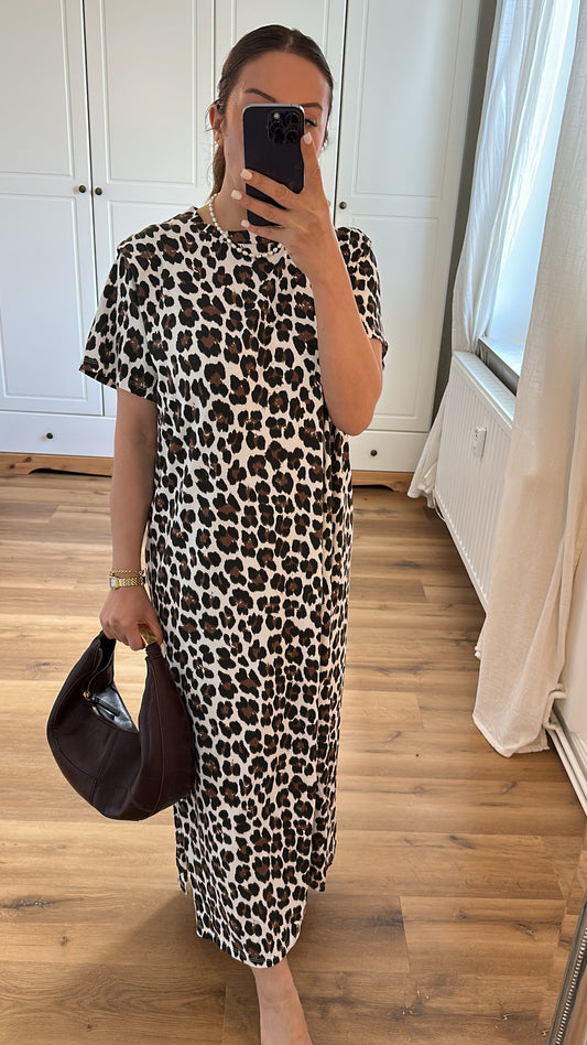 Lia – Maxikleid mit Leo-Print