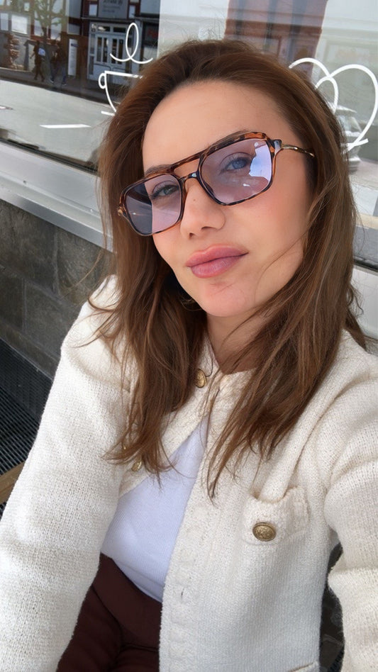 Sonnenbrille mit helleren Gläsern & Leo-Rahmen –