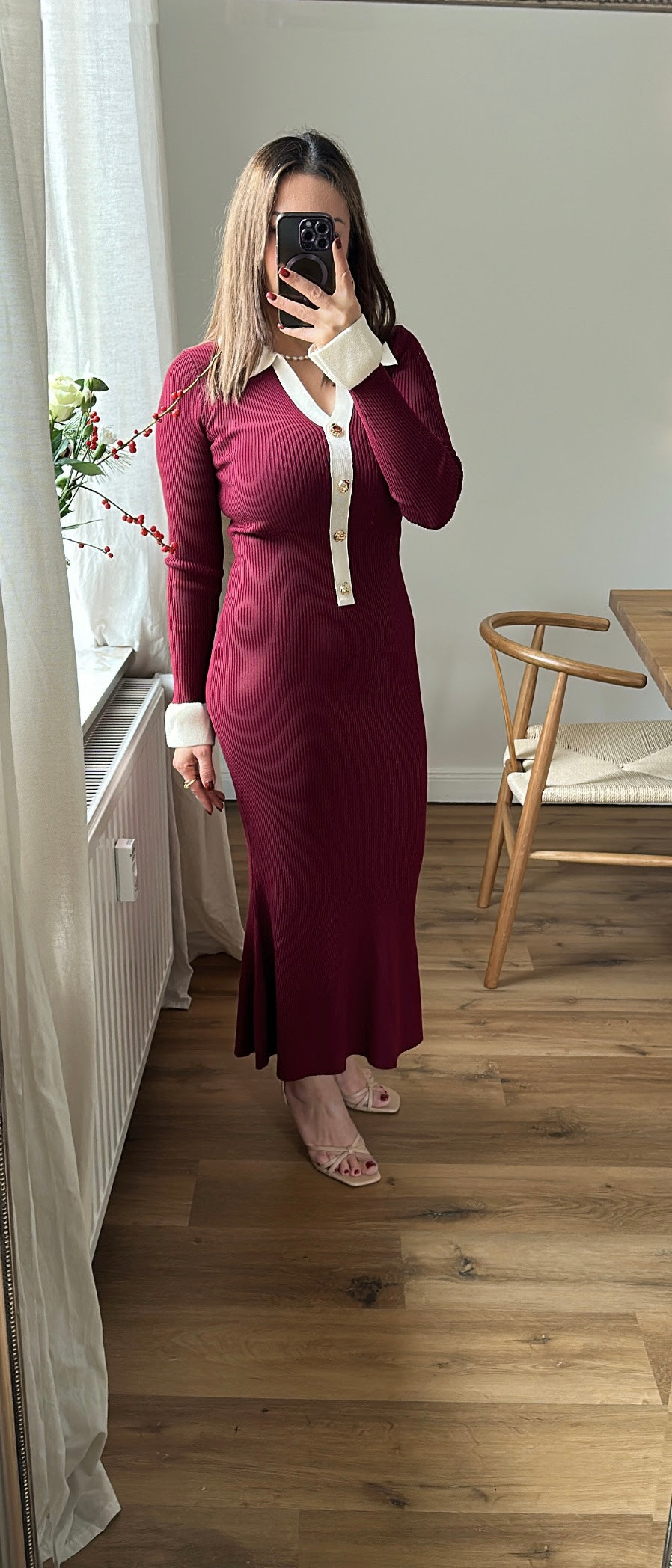 Strick Maxikleid mit goldenen Knöpfen