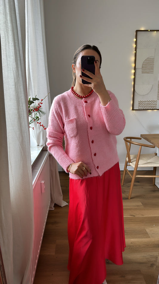 Romantische Strickjacke mit Herzknöpfen
