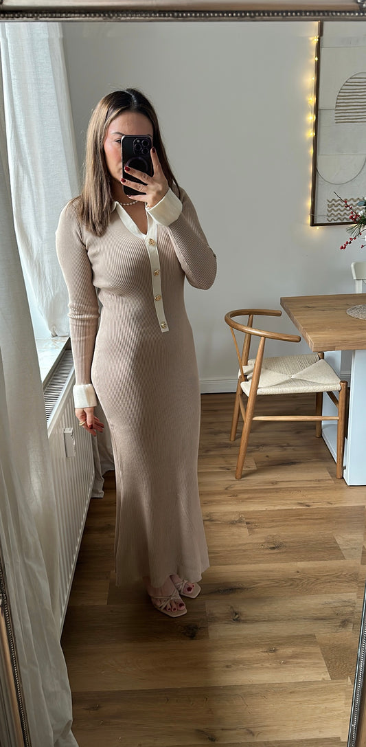 Strick Maxikleid mit goldenen Knöpfen