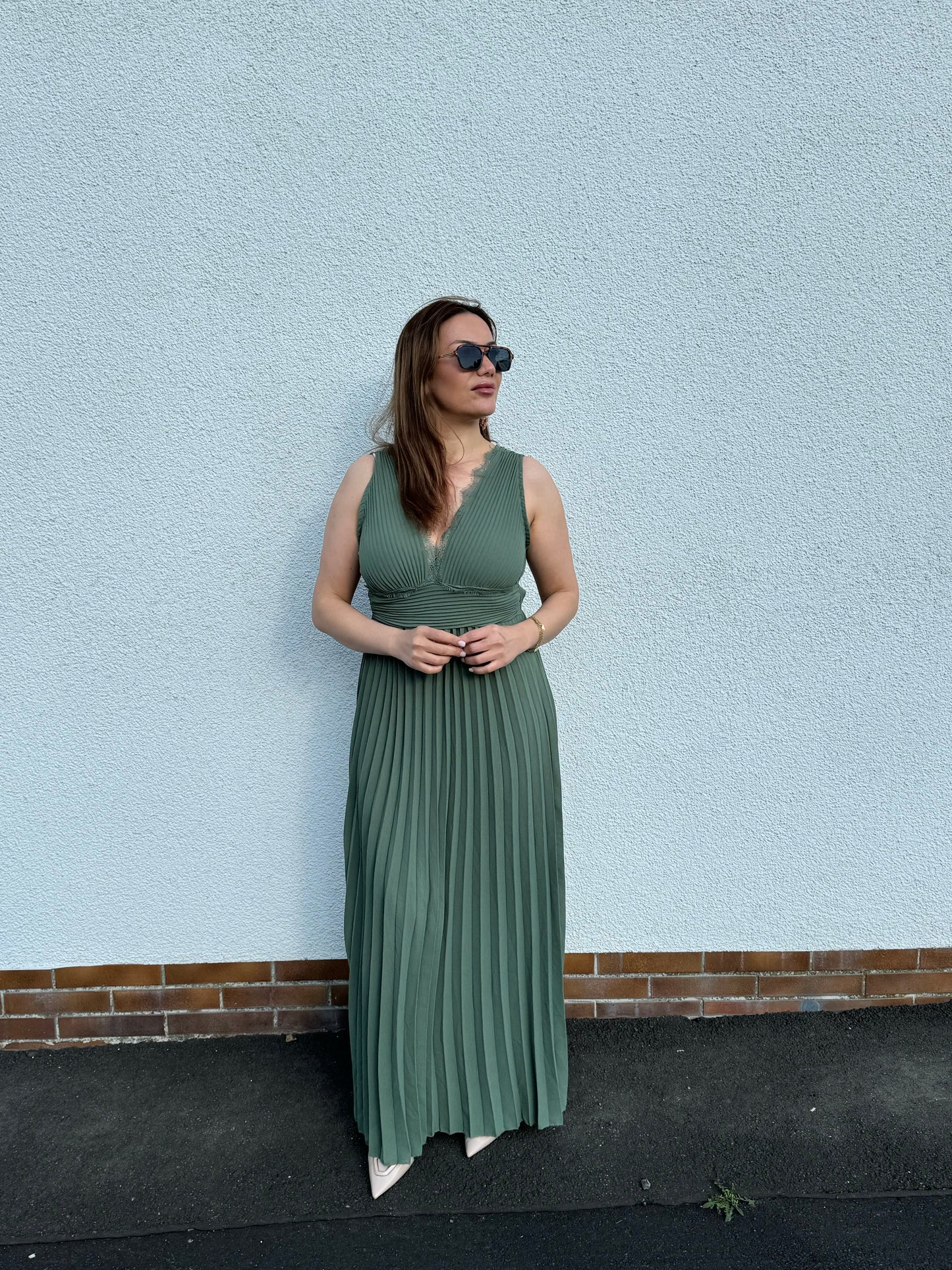 Eleganz trifft Alltag – Unser plissiertes Maxikleid mit Spitze