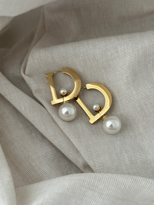 Goldene Ohrringe mit Perlen