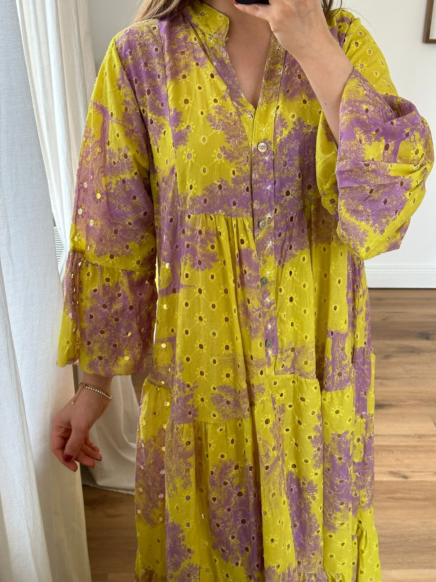 Gelbes Sommerkleid mit Lochstickerei