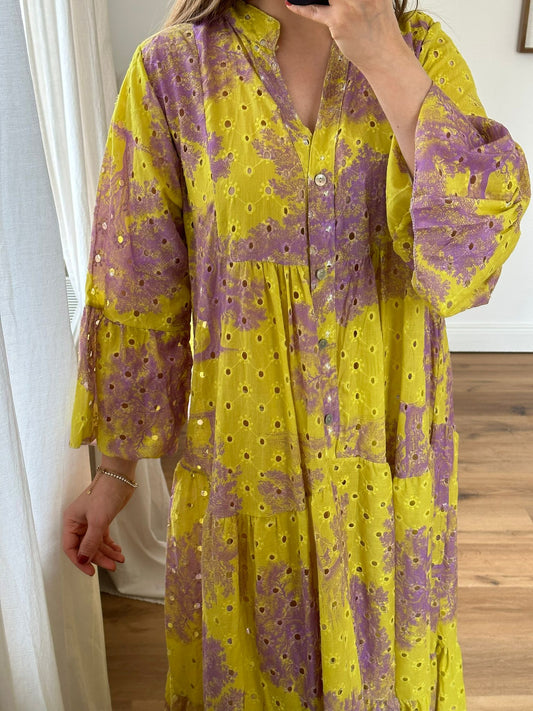 Gelbes Sommerkleid mit Lochstickerei
