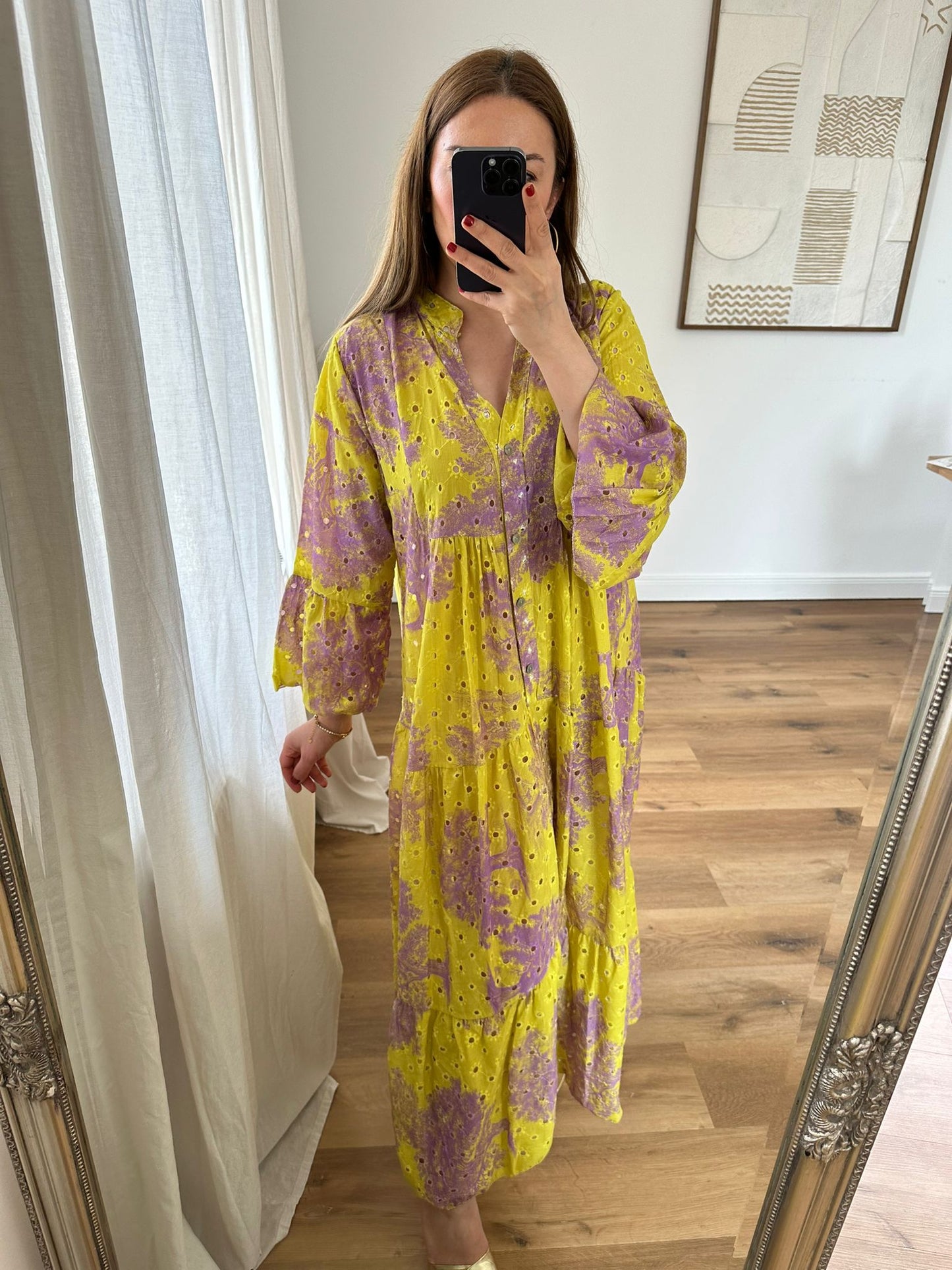 Gelbes Sommerkleid mit Lochstickerei