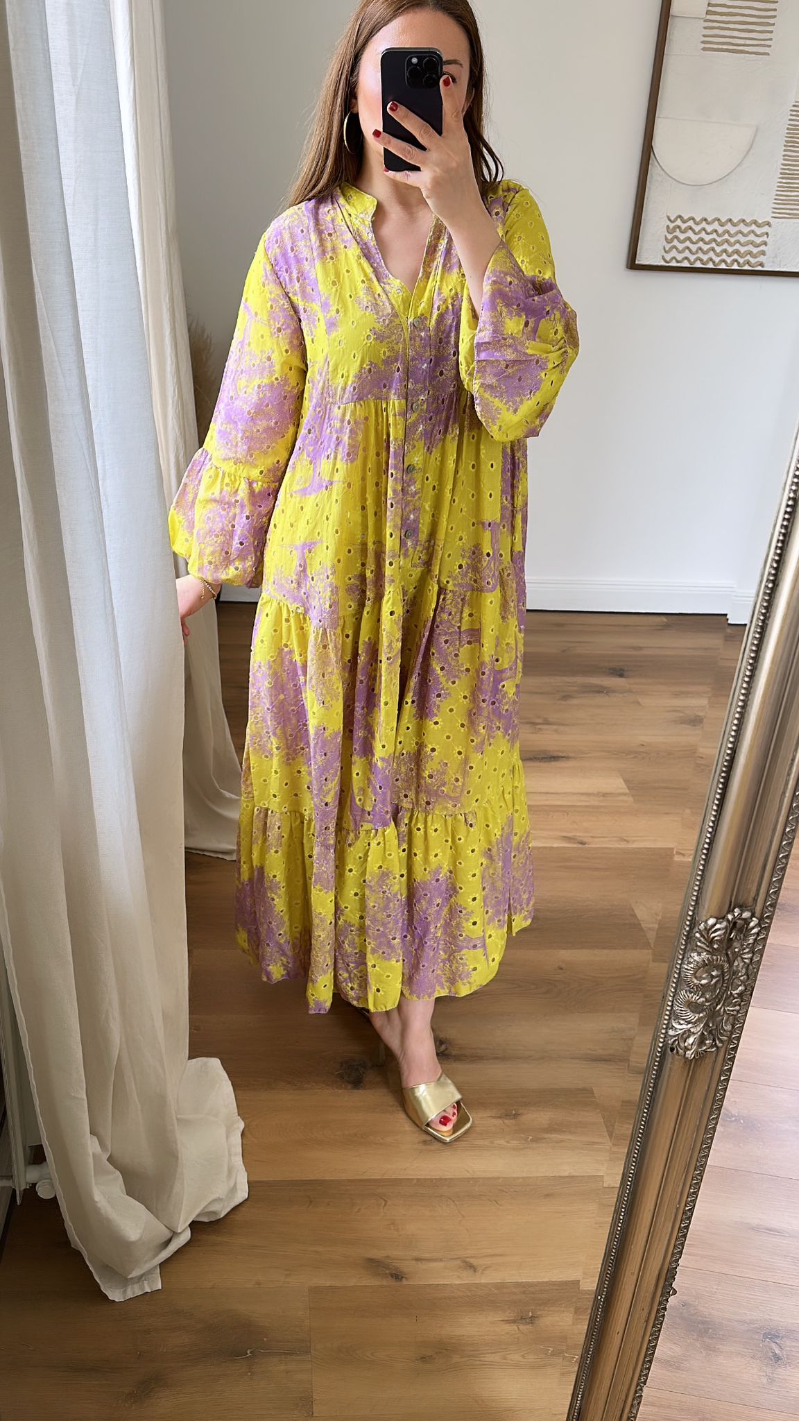 Gelbes Sommerkleid mit Lochstickerei
